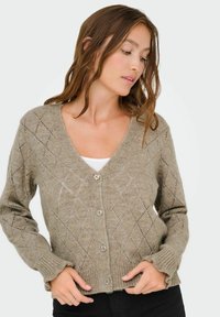 Beige stickad cardigan med ett diamantmönster, V-ringning, fem knappar och ribbade manschetter och nederkant. Slät textur med lättviktig design.