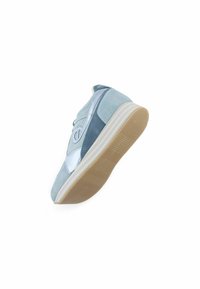 Sneaker en suede bleu avec accents métalliques argentés, bout rond, textures contrastées et semelle en caoutchouc avec rainures horizontales.