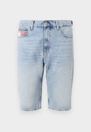 Šviesiai mėlyni džinsiniai šortai su tiesiu kirpimu, su mygtukų užsegimu, penkiomis kišenėmis ir subtiliais blukimo akcentais audinyje.