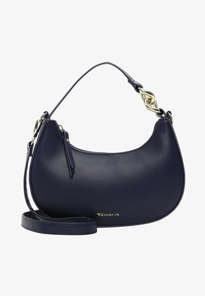 Bolso de hombro en forma de media luna azul marino con detalle de cadena dorada, cierre de cremallera, correa larga desmontable y logo "Tamaris" en letras doradas.