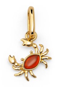 Pendentif en forme de crabe en or présentant une pierre précieuse orange ovale pour le corps, avec des détails complexes pour les pattes et les pinces, ainsi qu'une boucle pour fixation.
