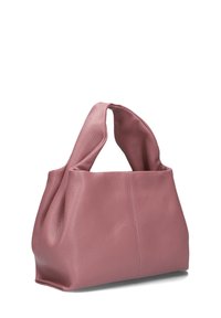 Leren handtas in zachtroze, met een ronde, naadloze uitstraling en een enkele handgreep. Textuurafwerking en minimale stikdetails.