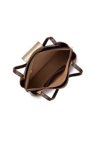 Borsa a tracolla con esterno in pelle marrone e dettagli metallici dorati, che rivela un interno spazioso e vuoto con un compartimento con zip.