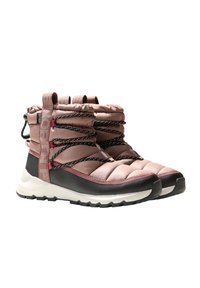 Botas acolchadas de media caña en un rosa apagado con una suela de goma negra. Incluye características como cordones entrecruzados, una pestaña de tiro y acentos texturizados.