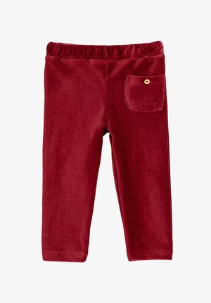 Rode corduroy broek met een elastische tailleband, voorzien van een achterzak met een knoopdetail. De stof heeft een gestructureerd ribbelpatroon.