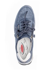 Blaue Wildledersneaker mit schwarz-weißen Schnürsenkeln, doppelten Reißverschlüssen an den Seiten und einer gepolsterten Innensohle mit rotem Logo.