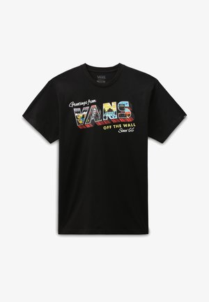 Zwarte Vans T-shirt met kleurrijke tekst "Greetings from Vans" met strand-, stads- en skateboardgrafieken, en de slogan "Off The Wall Since '66".