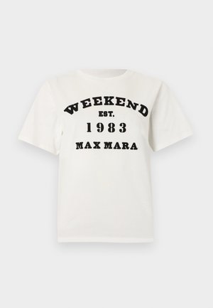 Witte T-shirt met korte mouwen en zwarte tekst "WEEKEND EST. 1983 MAX MARA" aan de voorkant tegen een effen achtergrond.
