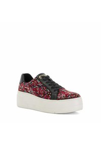 Platform sneakers met een zwart leren rand en een bovenwerk van multikleurige paillettenstof, met een witte rubberen zool en vetersluiting aan de voorkant.