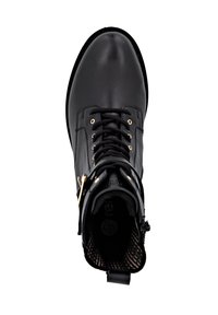 Bottines en cuir noir avec œillets dorés, lacets noirs et intérieur texturé. Elles comportent une languette de traction et une semelle en caoutchouc robuste.