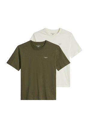 Zwei schlichte T-Shirts mit kurzen Ärmeln und Rundhalsausschnitt, eines olivgrün vorne und eines cremeweiß hinten, beide mit kleinem Textlogo auf der Brust.