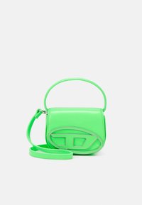 Sac à main en cuir synthétique vert fluo avec une forme rectangulaire arrondie, accent logo en métal, et bandoulière amovible. Texture lisse.