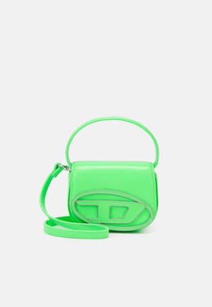 Borsa a tracolla in pelle sintetica verde neon di forma rettangolare arrotondata, con accentuazione del logo in metallo e tracolla rimovibile. Texture liscia.