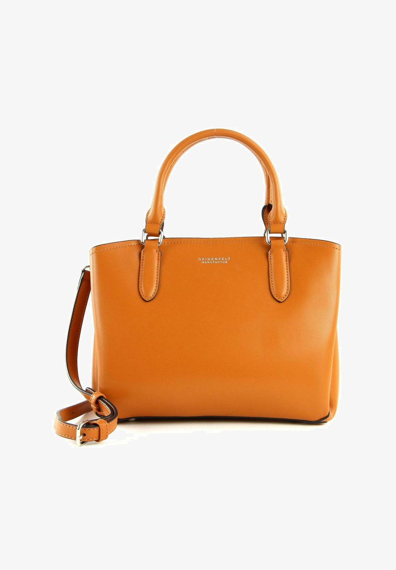 Sac à main en cuir orange avec deux poignées supérieures et une bandoulière amovible. Présente une quincaillerie argentée et un design minimaliste.