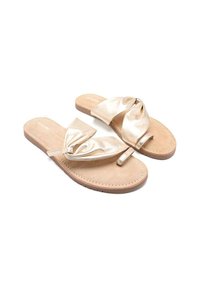 Chanclas metálicas doradas con un diseño de tela anudada, que cuentan con una plantilla acolchada beige y una suela marrón texturizada.