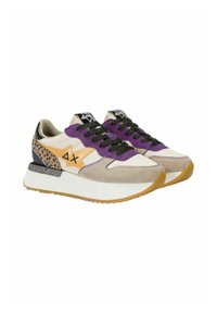 Zapatillas multicolor que combinan gamuza color crema, morado y naranja con un acento estampado, presentando una suela blanca gruesa y cordones negros.
