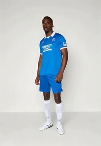 Kék focimez fehér gallérral és ujjak kiemelésével. Az elülső részen az "UNIBET" szponzor logója található. Kék nadrág és fehér zoknik tartoznak hozzá.