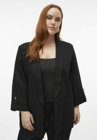 Černý blazer vyrobený z jemného materiálu, s volnějším střihem, otevřeným předním dílem a rukávy do tří čtvrtin se zlatými knoflíky.