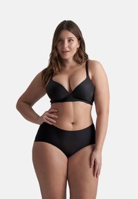 Zwart bh en hooggeknipte slipset, gladde stof, naadloos ontwerp, lichtgevulde cups, verstelbare bandjes en een minimalistische stijl.