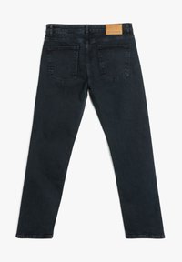 Vaqueros de mezclilla oscura con corte recto, que cuentan con un parche de cuero en la cintura, dos bolsillos traseros y un diseño clásico de cinco bolsillos.