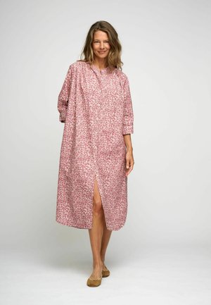 Rosa blumenmuster Kleid mit Knopfverschluss auf der Vorderseite, langen Ärmeln und einem Schlitz am Saum. Leichter Stoff, lockere Passform.