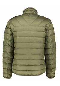 Giacca imbottita verde oliva con design a righe orizzontali, colletto alto e polsini elasticizzati. Presenta una toppa con logo sulla spalla sinistra.