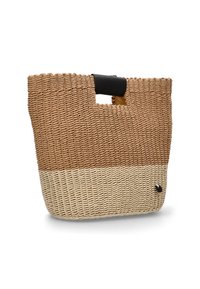 Bolso de paja trenzada en dos tonos, marrón y crema, con un asa de cuero negro y una textura distintiva. Diseño compacto y ligero.