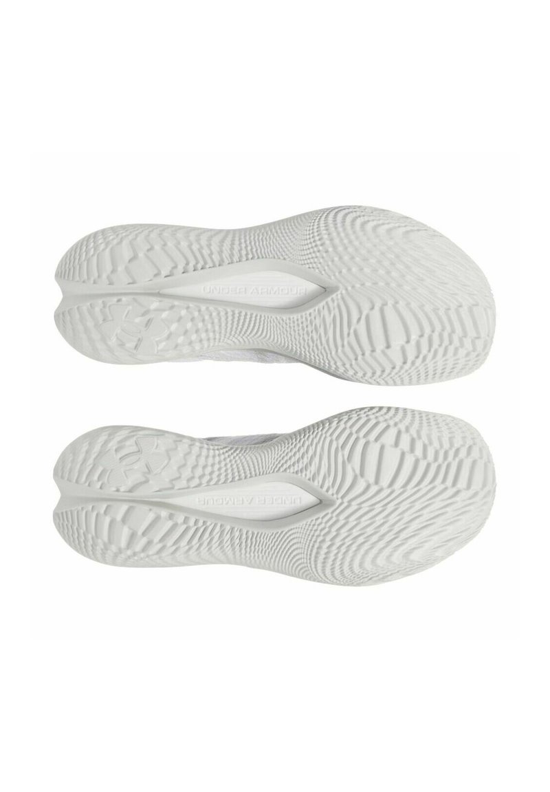 Las suelas de zapatillas deportivas blancas presentan una superficie de goma texturizada con un patrón en zigzag y una marca. El diseño de la banda de rodadura mejora el agarre y la estabilidad.