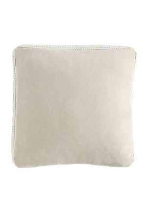 Firkantet beige pude med blødt stof og dekorativ syning rundt kanterne på en hvid baggrund.