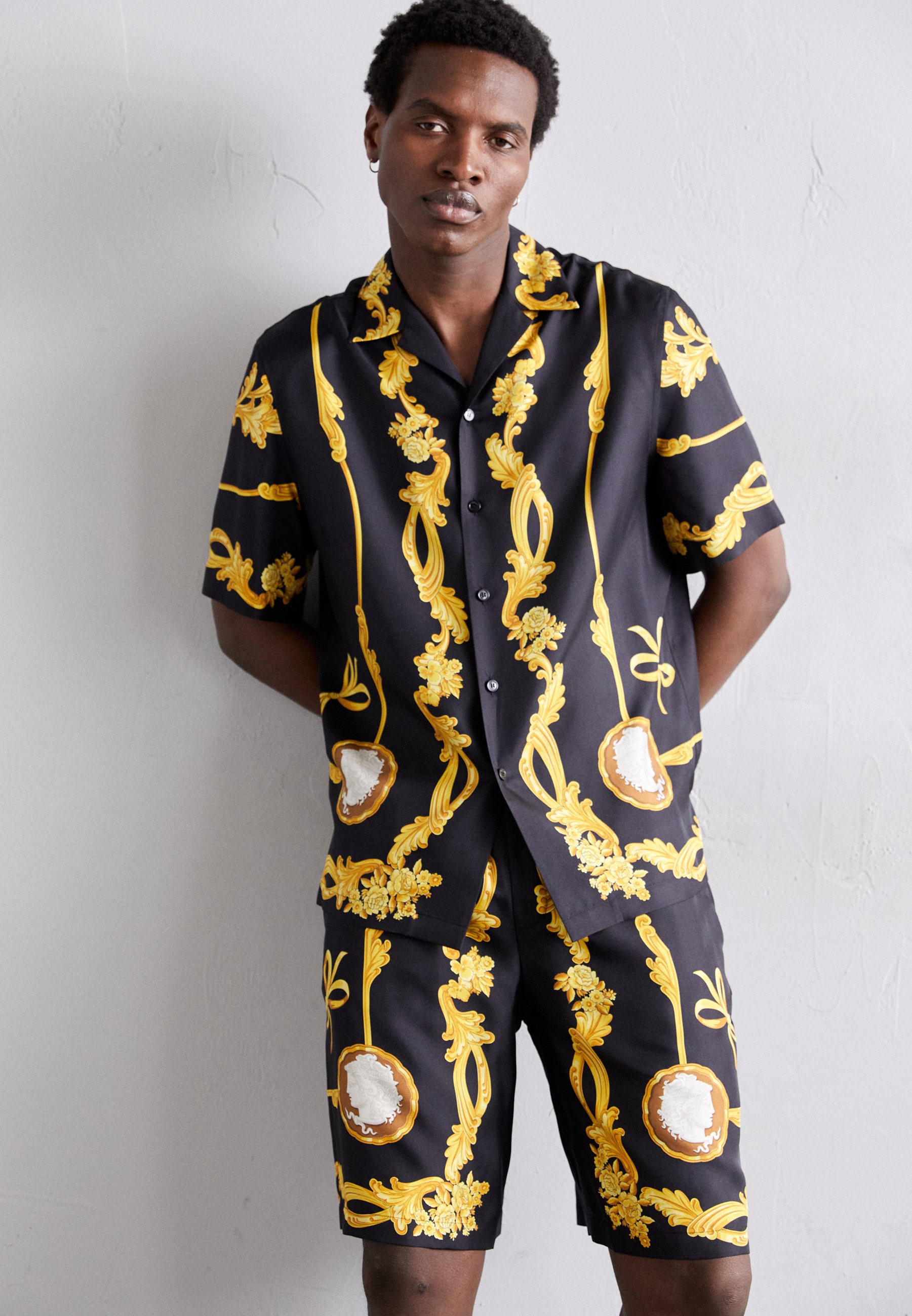 Versace MEDUSA CAMEO PRINT - Shorts - black/gold/black - Zalando