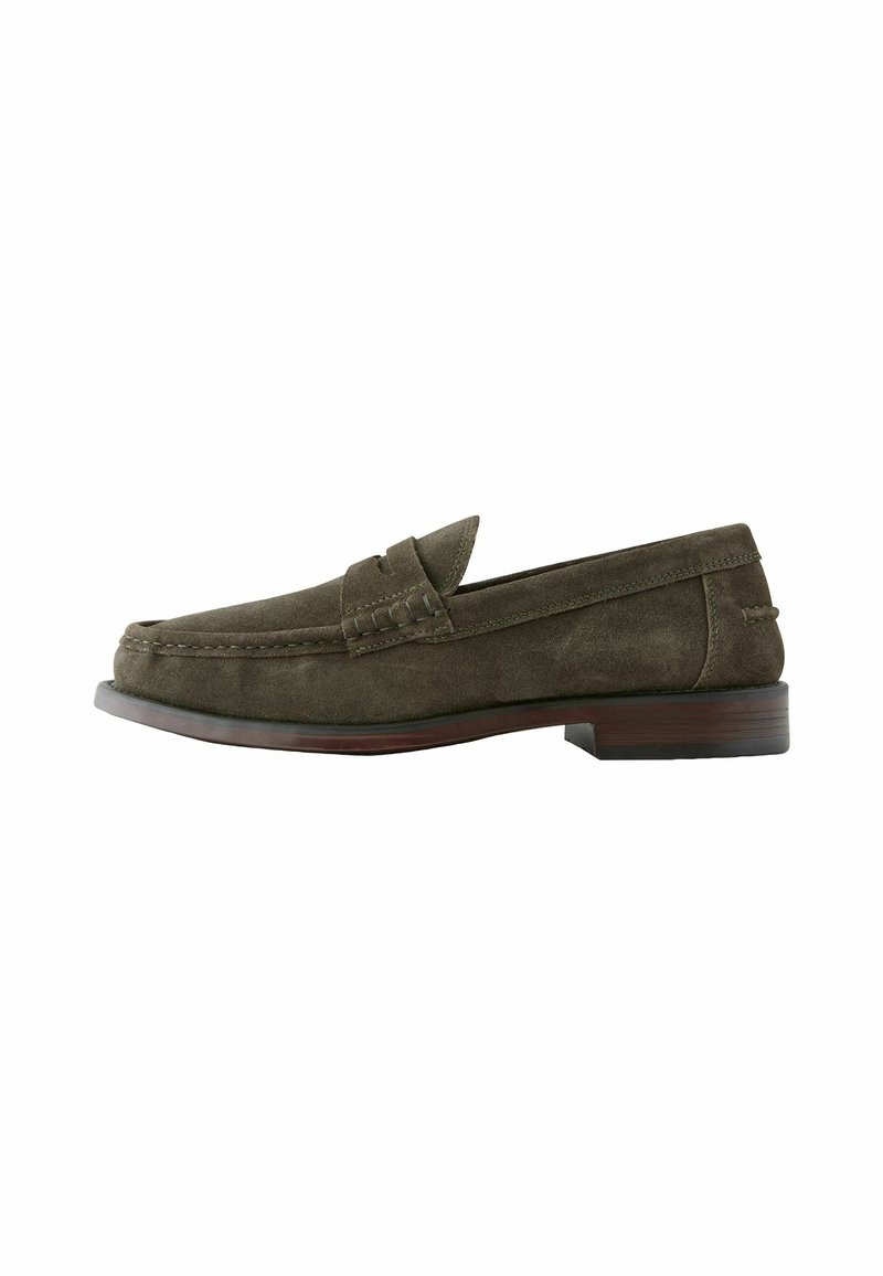 Olijfgroene suède loafers met een klassiek instapontwerp, ronde neus en een lage, gestapelde houten hak. Decoratieve stiksels accentueren het geheel.