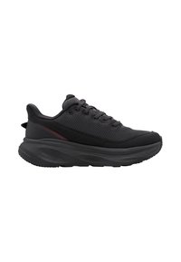 Basket de sport noire avec dessus en mesh, semelle coussinée, laçage frontal et subtil accent rouge foncé près du talon, vue de côté.