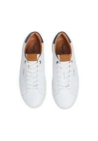 Zapatillas de deporte de cuero blanco con una textura suave, punta redonda y detalles en azul marino. Presentan cordones blancos y una plantilla de marca en color marrón claro.
