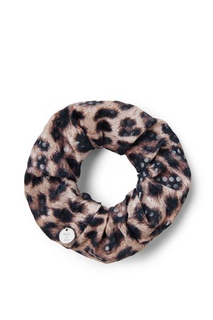 Coletero de tela con estampado de leopardo con manchas negras y beige y pequeños puntos plateados, con una etiqueta metálica redonda que dice "Made in Italy."