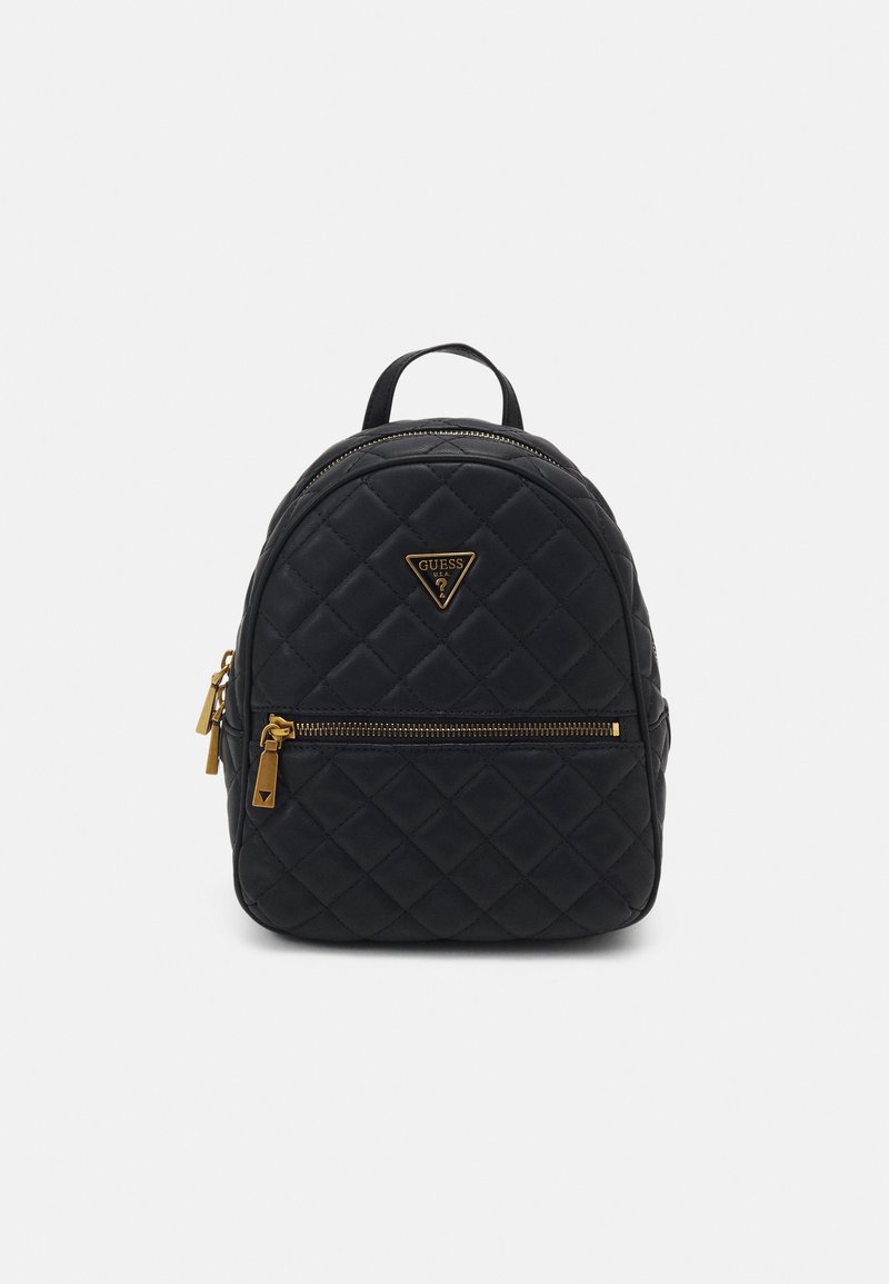 Mini sac à dos matelassé noir avec zips dorés, poche avant, poignée supérieure, et logo Guess sur un fond blanc épuré.