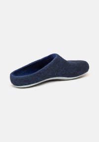 Marineblauwe vilten klomp met een gestructureerd oppervlak, open achterkant en een lichtgewicht rubberen zool. Kenmerkt zich door een eenvoudig, gebogen ontwerp voor ergonomisch comfort.