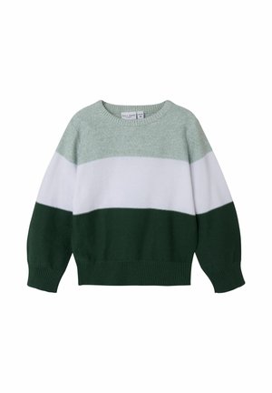 Pull en tricot rayé vert, blanc et vert foncé avec un col rond et des poignets et un ourlet côtelés. Texture douce, design décontracté.