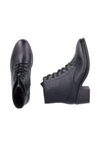 Bottes chelsea noires en cuir avec un bout arrondi, lacets et un petit talon carré. Présente des coutures intricantes et un logo en relief.