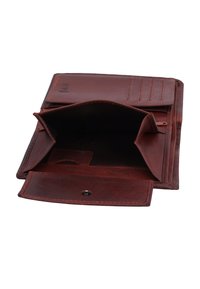 Braune Lederbrieftasche geöffnet, zeigt leeres Hauptfach, Kartenfächer und Druckknopfverschluss.