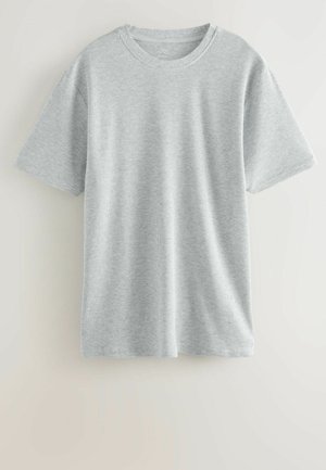 Gaiši pelēks, īsām piedurknēm T-krekls, kas izgatavots no ribota auduma; tam ir apaļa kakla izgriezums un brīvs piegriezums ar ikdienišķu dizainu.