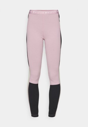 Rožinės sportinės legging'os, pagamintos iš elastingos medžiagos su juodomis šoninėmis juostelėmis. Yra plati juosmens juosta su logotipu ir kontrastinga siūlių detale.