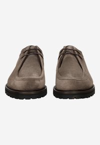 Chaussures en daim gris avec un bout arrondi, des détails en lacets et une semelle extérieure en caoutchouc noir robuste. Texture lisse avec un design discret.
