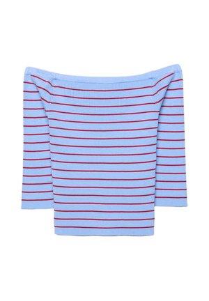 Jasnoniebieski sweter z odkrytymi ramionami, z cienkimi poziomymi czerwonymi paskami i rękawami o długości do łokcia.