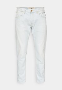 Jeans de mezclilla azul claro con un corte ajustado, que presentan un cierre frontal con botón, un diseño clásico de cinco bolsillos y un ligero desgaste en las piernas.