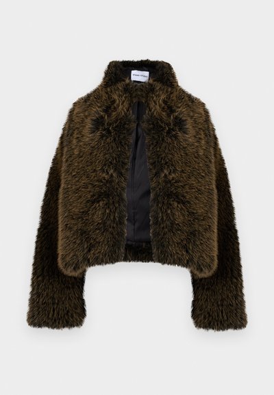 Smeđa jakna od umjetnog krzna s kratkim krojem, visokim ovratnikom i dugim rukavima. Unutarnja podstava je crna, što naglašava mekanu teksturu.