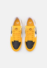 Nike SB SB FORCE 58 PREMIUM - Sapatilhas - university gold/black/white/pecan