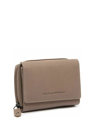 Cartera compacta de cuero topo con sección para monedas con cremallera y solapa con el logo de "The Chesterfield Brand" grabado.