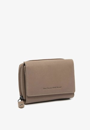 Cartera compacta de cuero topo con sección para monedas con cremallera y solapa con el logo de "The Chesterfield Brand" grabado.