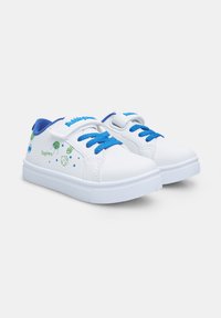 Weiße Kindersneaker mit blauen Schnürsenkeln und Klettverschlüssen, grünen, raumthematischen Grafiken und dem Wort "Erforschen" an der Seite.