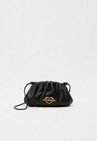 Črni usnjeni etui z obliko naborkov, ujemajočo vrvico za zavezovanje in zlatim logotipom "LOVE MOSCHINO" v obliki srca spredaj.